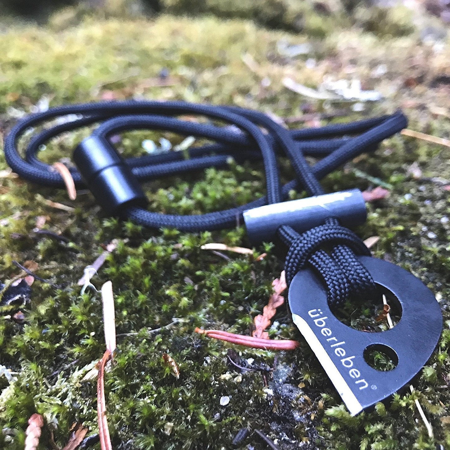 überleben Leicht Fire Starting Necklace - Survival Necklace - 5/16" Thick Ferro Rod Necklace & Fire Striker, 12,000 Strikes - Waterproof Flint and Steel Paracord Necklace, Firestarter Lanyard
