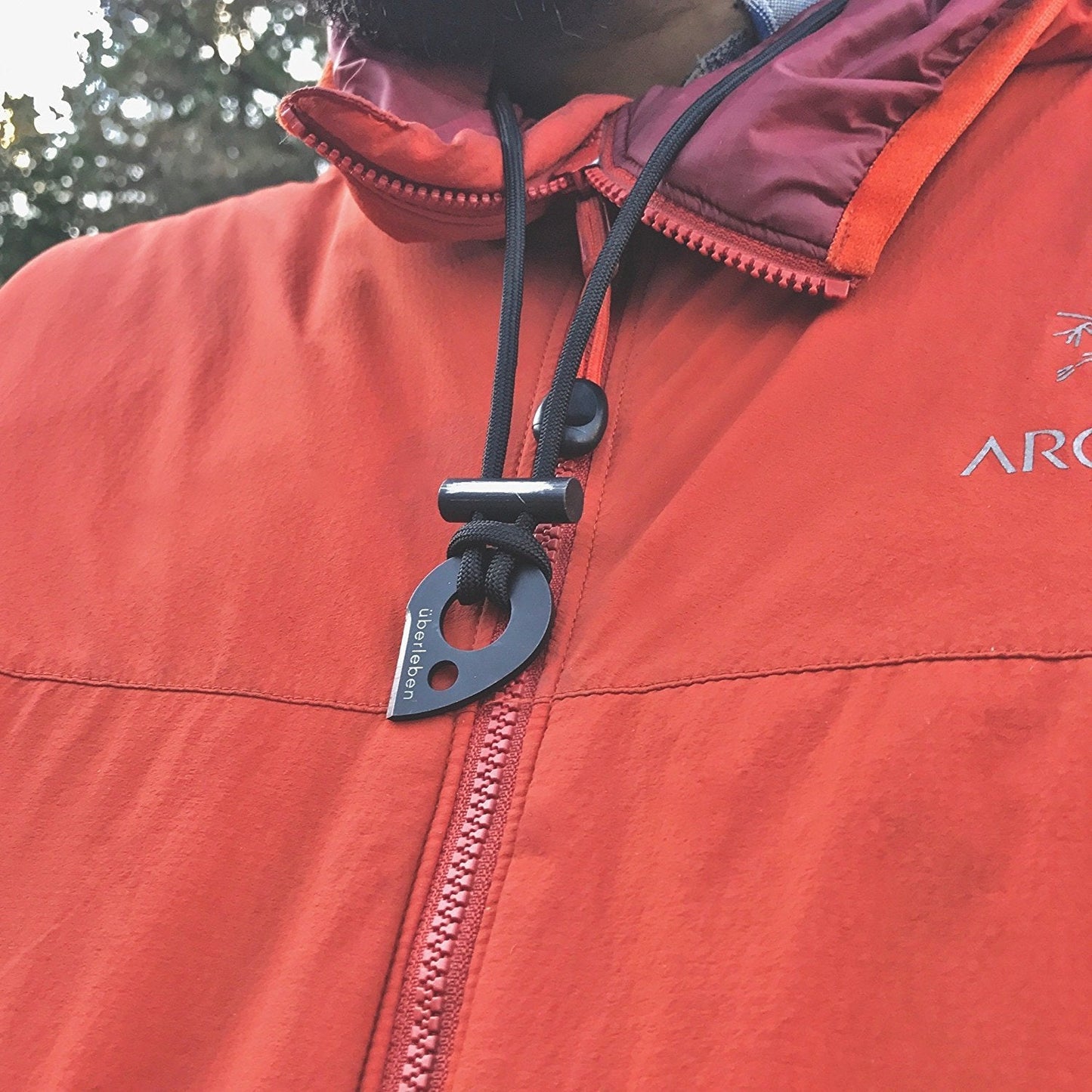 überleben Leicht Fire Starting Necklace - Survival Necklace - 5/16" Thick Ferro Rod Necklace & Fire Striker, 12,000 Strikes - Waterproof Flint and Steel Paracord Necklace, Firestarter Lanyard