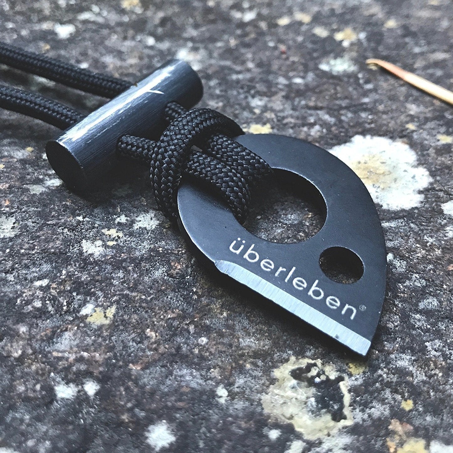überleben Leicht Fire Starting Necklace - Survival Necklace - 5/16" Thick Ferro Rod Necklace & Fire Striker, 12,000 Strikes - Waterproof Flint and Steel Paracord Necklace, Firestarter Lanyard